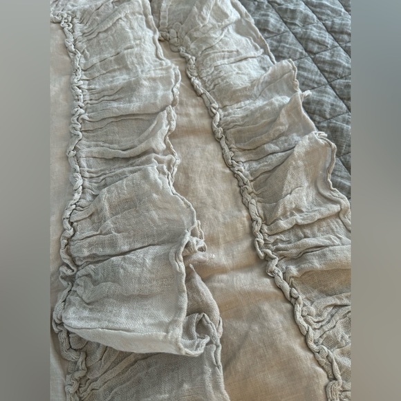 Bella Notte Linen King Shams with Rufflet - Picture 1 of 7